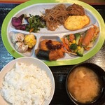 ホルモン家本舗 - 料理写真:バイキングランチ