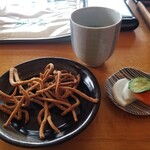 十年そば - お茶うけの揚げ蕎麦とお新香