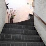 吟八亭 やざ和 - 階段で2階へ