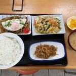 Oogiya Shokudou - 野菜炒め、ソース焼きそば、切り干し大根、ご飯大160円、味噌汁80円を！これだけ食べて会計はなななんと！　　まさかの680円なり。
