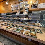 Oogiya Shokudou - 店内カウンターには各種惣菜がズラリと並んでます。