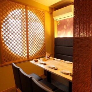 Shiono Kaze - 印象的な円窓のそばで。簾で仕切って4名様用半個室に