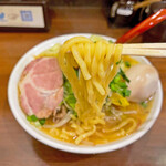 横浜らーめん 七七家 - 麺は丸山製麺の「弐七家」さん特注品