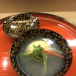 赤坂 菊乃井 - 昼懐石１３３１０円。蛤真丈。蛤と帆立、ツブ貝を使った真丈は、蛤のワタでウッスラ緑がかっています。旨味たっぷりで、食感も楽しかったです（╹◡╹）（╹◡╹）