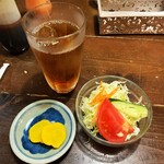 洋食亭 いしくろ - セットのサラダと烏龍茶。