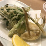 割烹 白鷹 - キスと春野菜の天ぷらです。塩とレモンでいただきました