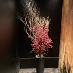 焼肉 牛印 - 階段下の生け花