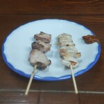 大衆酒場 鉄砲屋 - ホトケ串・仔袋　各132円