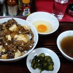 牛すじ丼（玉子付き）