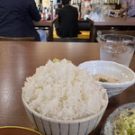 家庭料理居酒屋 よってって - 一杯目のご飯。前に座るあの方とあの方。