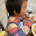 家庭料理居酒屋 よってって - カレーを旨そうに食べてる。バァバから「美味しい？」と聞かれ「うん」と答える。バァバ、嬉しそうだったな。