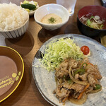 家庭料理居酒屋 よってって - 豚肉の黒酢炒め定食。小鉢のとろろがヤバい！おかわりを無言で勧めてくる…