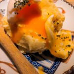 Harapekoya Tamashouten - 不動の人気！くんせい卵のポテサラ¥630。上に更に味玉が乗っててめちゃ美味しい！量もある！
