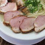 自家製麺 ら～めん かり屋 - ピングで弾力のある鴨チャーシュー