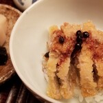 緒方 - ⑩牡蠣(北海道仙鳳趾産)フライ丼
      産卵期は初夏~夏、旬は秋~春
      前回はサロマ湖の若い牡蠣でしたが、今回は仙鳳趾の大振りな牡蠣
      ミルキーでしっとりとしたコクと旨み、サクふわで頂きました