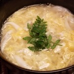 緒方 - ②白魚(シラウオ)(兵庫県赤穂産)の玉子とじのお椀
      火入れした蕗の薹の葉が載せてあります
      大きな白魚は優しい旨み、玉子閉じのお出汁と相まってホッとする美味しさ
      玉子の旨みで昆布の判別は出来ず