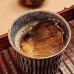 緒方 - ⑦虎河豚(長崎県阿翁浦産)の鰭酒
      香ばしく焼かれた虎河豚の鰭を日本酒へin
      燗してあるのでじっくりエキスが出てきます
      口腔内で旨みが拡がるなぁ