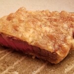 緒方 - ④赤牛(熊本県産)のヒレの天麩羅
      赤牛は黒毛和牛と比べて脂は少なく赤身肉で肉の味が濃い
      控えめな脂を天麩羅にすることで旨みやコクを
      補っているみたい