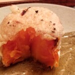 緒方 - ⑤洋人参(京都府産)の天麩羅(40分低温揚げ)
      人参の糖分は分離しないため加熱しても甘みは増さない
      しかし滲出エキスを増やしつつ閉じ込めることが出来たら大きく甘みが増した様に感じます