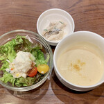 170377475 - ステーキ丼 ¥1,200 のスープ、サラダ、小鉢料理