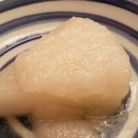 緒方 - ⑧焚き聖護院大根(京都府産)、摺り卸し聖護院蕪(京都府産)掛け
                    聖護院大根は箸に力を入れず切れるくらい
                    薄味でとても優しい味わい、摺り卸し蕪の甘みとの相性も良いですね