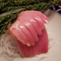 緒方 - ③炭火炙りメジ鮪(本鮪の若魚、20kg未満)(京都府舞鶴産)、胡椒醤油
                    日本近海の産卵期は春～夏、旬は初秋～冬
                    大トロに近い部位？
                    サッパリと透明感のある脂の旨み、筋だけ融かして提供