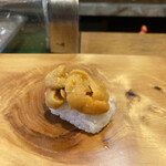 松寿司 総本店 - ◆ウニ
      ウニ本来の味を楽しめるように、あえて海苔は使われていないようです。ウニ本来の深い味わいと甘み、磯の風味が口の中に広がります。