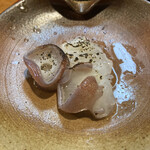 松寿司 総本店 - ▫︎生ダコの炙り(サービス)
      塩胡椒をかけた生タコを目の前で炙り、そこにレモンをたっぷりとかけて下さいます。コリっと食感は病みつきになる美味さです。