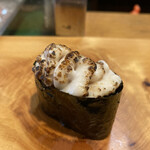 松寿司 総本店 - ◆タラの白子炙り
      炙られたばかりなので出された時には湯気！口に入れると、解けるように形が崩れてとろとろと溶けていきます。甘みのある濃厚な味わいが口いっぱいに広がります。