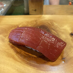 松寿司 総本店 - ◆ 赤身漬け
      ぷりんぷりんでもっちりとした肉厚。漬けタレが絶妙で、とろける美味しさです。