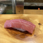 松寿司 総本店 - ◆トロ
      口の中でじゅわ〜と、とろける食感と濃厚な旨味を楽しめる逸品でした。