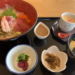 Karatsu Shikoku Minshakusha Iroha Jima - 海鮮丼定食