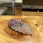 松寿司 総本店 - ◆アジ
      鮮度は抜群で、光物とは思えない食感は、プリプリとしてまるで白身魚の様でした。