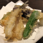 unagiseiroukounoya - 鰻せいろう蒸しと天ぷら御膳（上）の天ぷら。持てないほど熱い器の天つゆがついてきます。全体的には小ぶりですが、本命の鰻せいろうの量が多いので、普通の方なら十分では