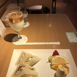 京橋千疋屋 - サンドイッチセット７７０円。普通に美味しいサンドイッチと新鮮さが感じられるフルーツのプレートです。普通、大事ですね♩