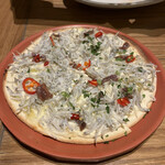 La Pesquera MARISQUERIA - 釜揚げシラスとアンチョビのコカ