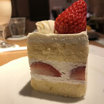 京橋千疋屋 - ショートケーキ７１５円。ふわふわで口溶けの良いスポンジ、甘さ控えめの上品な生クリームが、甘い苺とマッチして、とても美味しくいただきました（╹◡╹）