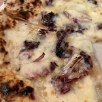 Pizzeria CROCCHIO - ハチミツは後から掛けるのではなく、ゴルゴンゾーラ、トレビスと同時に焼くためピッツァ窯の中で熱せられソースとなり、一体化する