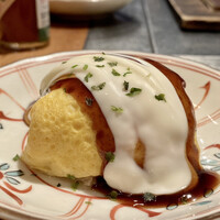 OSAKA きっちん 銀座本店 - 豚ペイ焼き
                豚ひき肉を鉄板で炒め薄焼き卵でくるりとした豚ペイ焼き、上からお好み焼きソースとマヨネーズをかけて完成。
                ソースは大阪の金紋ソース、甘みと酸味がバランス良く、豚ペイ焼きにもぴったり♪