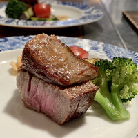 OSAKA きっちん 銀座本店 - おにく
                国産黒毛和牛の〝ヘレ〟ヒレではなくヘレです♪
                お肉が柔らかで脂が口の中でブッシャー！
                鬼おろしのポン酢が凄く合い美味しい♪
                付け合わせは、ズッキーニに茄子、トマト、ローストしたニンニクです。