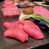 本格肉料理 丸小 - 春の焼肉コース 13000円
                    タン、シャトーブリアン、ヒレ、ハラミ