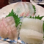 旬彩食房 鉄平 - 刺身三点盛り。美味いんだけど下の保冷剤が気になる