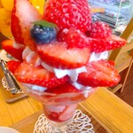 フルーツすぎ - 4種の贅沢苺パフェ