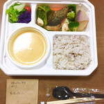 スープとカレー ボンジョルネ - 魚（マダカ）ポワレ弁当。黄人参のポタージュ
            