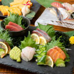 おやじ最後の握り - 料理集合（お造り盛り5種、上握り8貫、出巻き玉子）