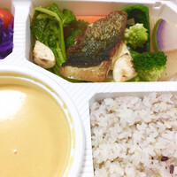 スープとカレー ボンジョルネ - 魚（マダカ）ポワレ弁当。
                    魚のポワレは流石の美味しさ。しかし、やや弁当なので蒸らされてしまう
