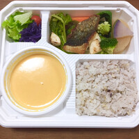 スープとカレー ボンジョルネ - 魚（マダカ）ポワレ弁当。黄人参のポタージュ
                    魚の下の付け合わせの野菜は唸る美味しさ
                    人参などは素晴らしい煮付け。菜花の苦味が素晴らしい