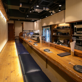 お一人でもゆっくりおくつろぎ頂けるカウンター席（電子タバコOK）