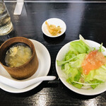 四川厨房 美 - 先出しのスープ、サラダ、ザーサイ