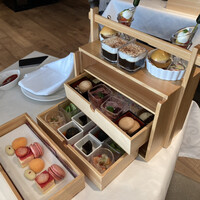 tcc GINZA - ＊ 【春のアフタヌーンティー】3段木箱スイーツやセイボリーなど＋オムライス（17時迄）4,000円/人